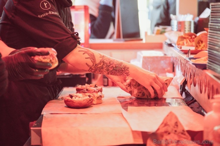 Resto-Rātors restorānu grupas vadītājs Viktors Ravdive Centrālā Gastro Tirgus kioskā 