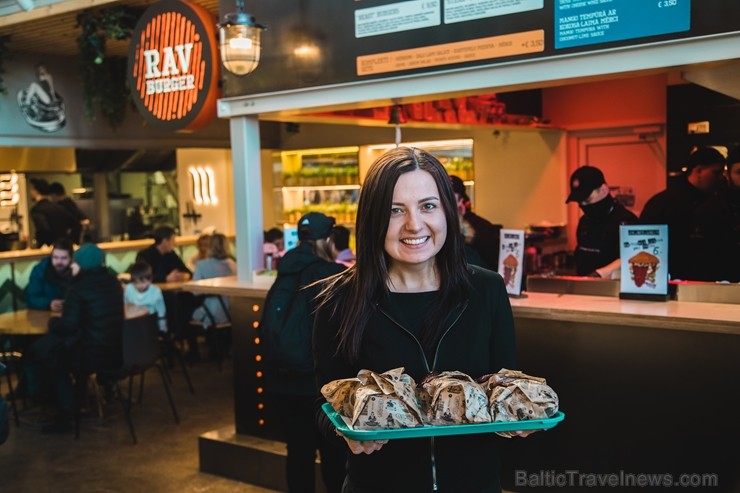 Resto-Rātors restorānu grupas vadītājs Viktors Ravdive Centrālā Gastro Tirgus kioskā 