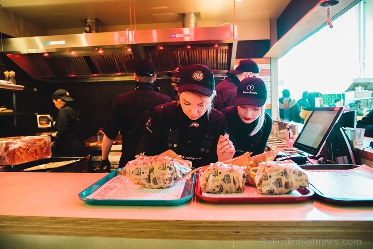 Resto-Rātors restorānu grupas vadītājs Viktors Ravdive Centrālā Gastro Tirgus kioskā 