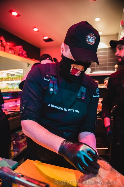 Resto-Rātors restorānu grupas vadītājs Viktors Ravdive Centrālā Gastro Tirgus kioskā 