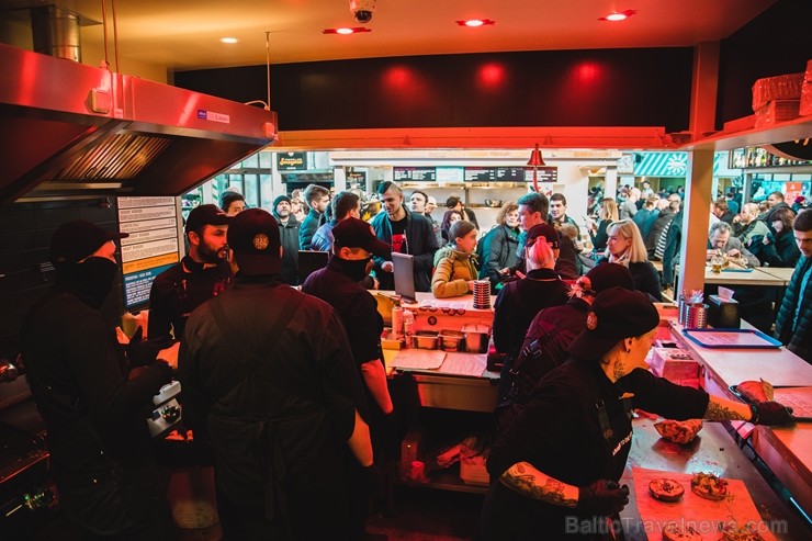Resto-Rātors restorānu grupas vadītājs Viktors Ravdive Centrālā Gastro Tirgus kioskā 