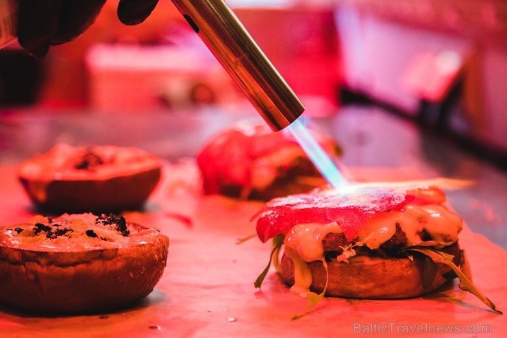 Resto-Rātors restorānu grupas vadītājs Viktors Ravdive Centrālā Gastro Tirgus kioskā 