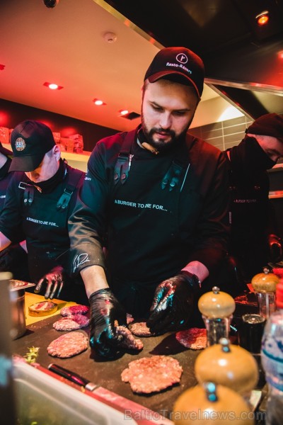 Resto-Rātors restorānu grupas vadītājs Viktors Ravdive Centrālā Gastro Tirgus kioskā 