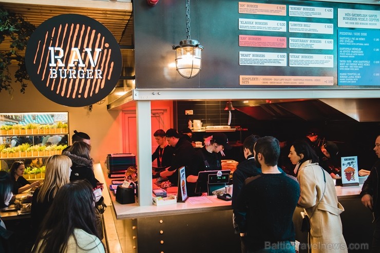 Resto-Rātors restorānu grupas vadītājs Viktors Ravdive Centrālā Gastro Tirgus kioskā 