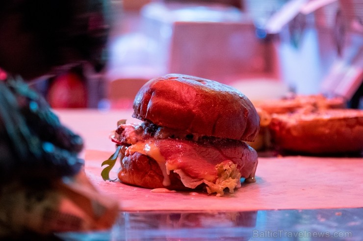 Resto-Rātors restorānu grupas vadītājs Viktors Ravdive Centrālā Gastro Tirgus kioskā 