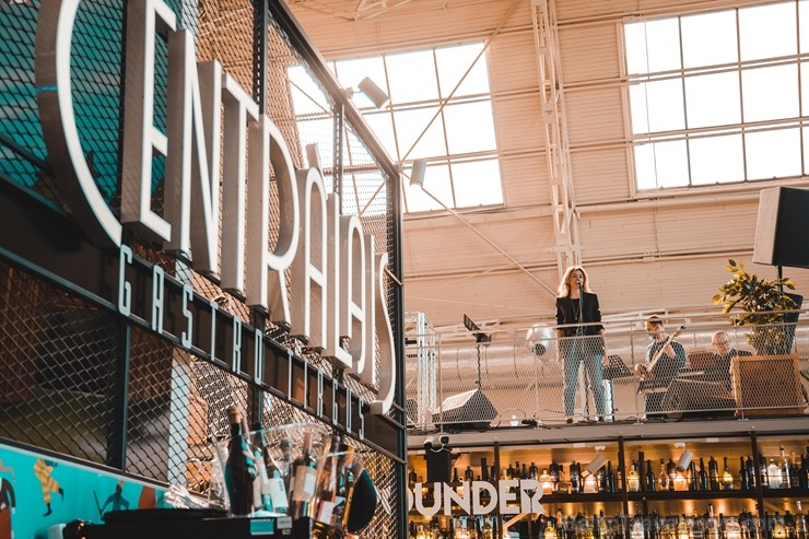 Resto-Rātors restorānu grupas vadītājs Viktors Ravdive Centrālā Gastro Tirgus kioskā 