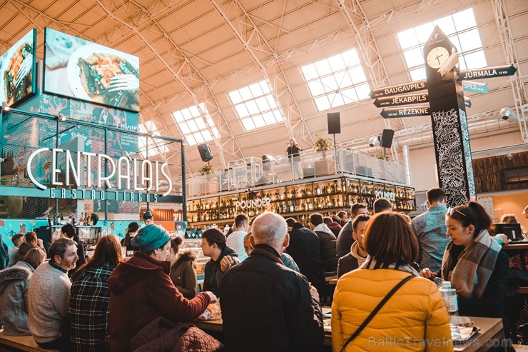 Resto-Rātors restorānu grupas vadītājs Viktors Ravdive Centrālā Gastro Tirgus kioskā 