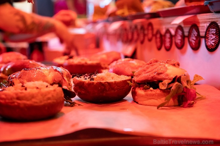 Resto-Rātors restorānu grupas vadītājs Viktors Ravdive Centrālā Gastro Tirgus kioskā 