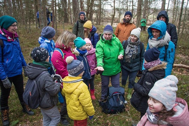 Pārgājiena dalībnieki baudīja pavasari, kā arī dabas izglītības speciālista vadībā uzzināja daudz ko jaunu par dabu un apkārtnes kultūrvēsturi Svētcie Pārgājiena dalībnieki baudīja pavasari, kā arī dabas izglītības speciālista vadībā uzzināja daudz ko jaunu par dabu un apkārtnes kultūrvēsturi Svētcie 249704