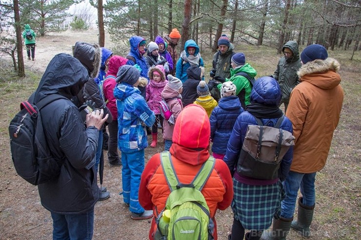 Pārgājiena dalībnieki baudīja pavasari, kā arī dabas izglītības speciālista vadībā uzzināja daudz ko jaunu par dabu un apkārtnes kultūrvēsturi Svētcie Pārgājiena dalībnieki baudīja pavasari, kā arī dabas izglītības speciālista vadībā uzzināja daudz ko jaunu par dabu un apkārtnes kultūrvēsturi Svētcie 249710