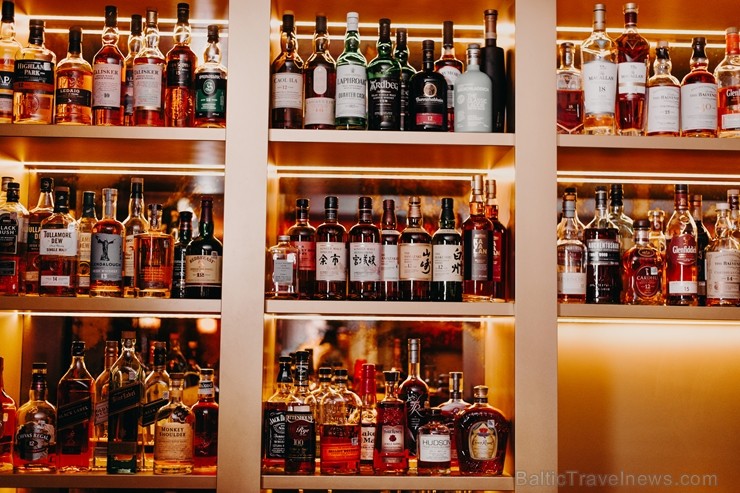 GRAND BAR un tā galvenais bārmenis Oskars Vārenbergs ir izstrādājuši jaunu bāra koncepciju un izveidojuši bagātīgu viskija bibliotēku izmeklētiem visk GRAND BAR un tā galvenais bārmenis Oskars Vārenbergs ir izstrādājuši jaunu bāra koncepciju un izveidojuši bagātīgu viskija bibliotēku izmeklētiem visk 249793