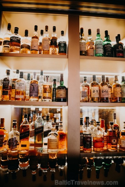 GRAND BAR un tā galvenais bārmenis Oskars Vārenbergs ir izstrādājuši jaunu bāra koncepciju un izveidojuši bagātīgu viskija bibliotēku izmeklētiem visk GRAND BAR un tā galvenais bārmenis Oskars Vārenbergs ir izstrādājuši jaunu bāra koncepciju un izveidojuši bagātīgu viskija bibliotēku izmeklētiem visk 249795