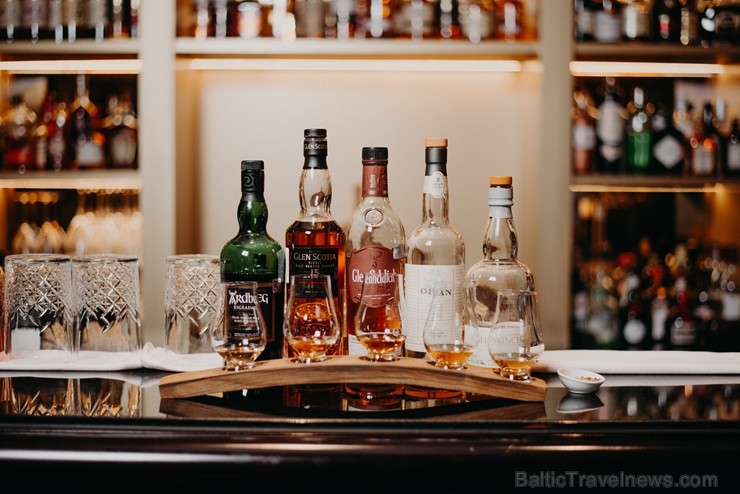 GRAND BAR un tā galvenais bārmenis Oskars Vārenbergs ir izstrādājuši jaunu bāra koncepciju un izveidojuši bagātīgu viskija bibliotēku izmeklētiem visk GRAND BAR un tā galvenais bārmenis Oskars Vārenbergs ir izstrādājuši jaunu bāra koncepciju un izveidojuši bagātīgu viskija bibliotēku izmeklētiem visk 249807
