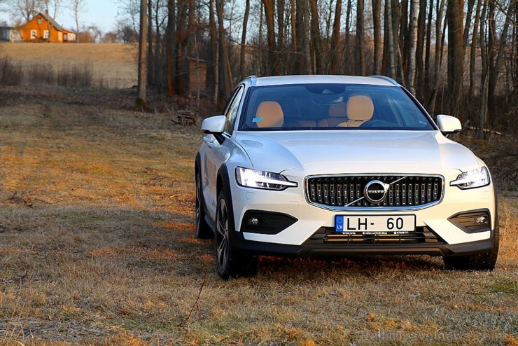 Travelnews.lv ar jauno «Volvo V60 Country D4 AWD Momentum» apceļo Vidzemi un Latgali 250195