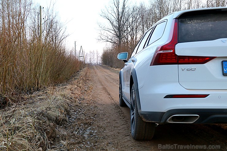 Travelnews.lv ar jauno «Volvo V60 Country D4 AWD Momentum» apceļo Vidzemi un Latgali 250200