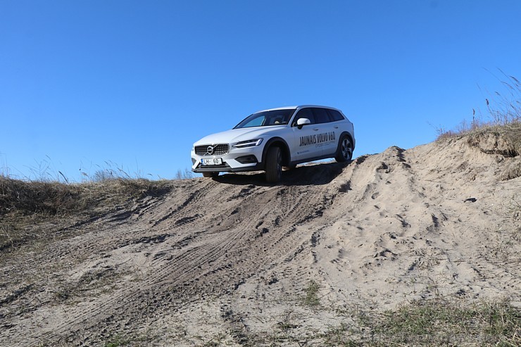 Travelnews.lv ar jauno «Volvo V60 Country D4 AWD Momentum» apceļo Vidzemi un Latgali 250206
