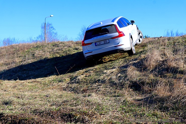 Travelnews.lv ar jauno «Volvo V60 Country D4 AWD Momentum» apceļo Vidzemi un Latgali 250214