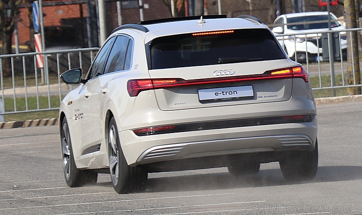 Audi pirmo reizi Rīgā prezentē pilnīgi elektrisku vāģi «Audi e-tron» 250313