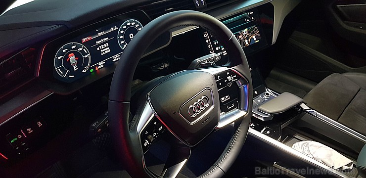 Audi pirmo reizi Rīgā prezentē pilnīgi elektrisku vāģi «Audi e-tron» 250323