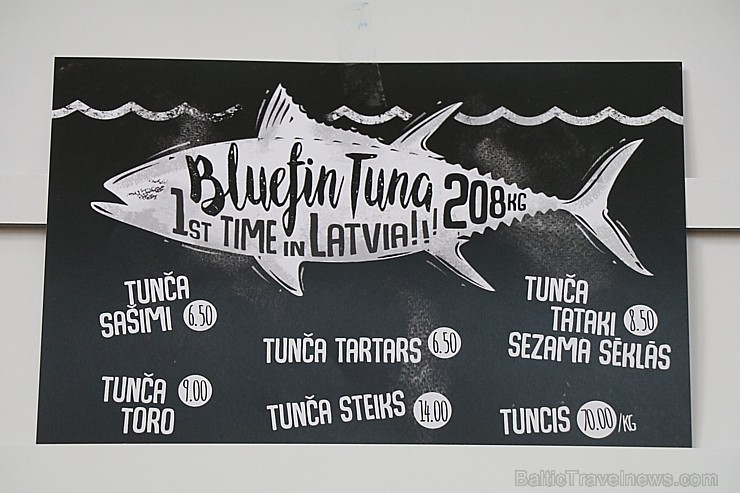 Skatītāju priekšā «Centrālais Gastro Tirgus» tiek sadalīts 208kg smags un 6.000 eiro vērts tuncis Skatītāju priekšā «Centrālais Gastro Tirgus» tiek sadalīts 208kg smags un 6.000 eiro vērts tuncis 250621