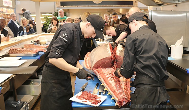 Skatītāju priekšā «Centrālais Gastro Tirgus» tiek sadalīts 208kg smags un 6.000 eiro vērts tuncis Skatītāju priekšā «Centrālais Gastro Tirgus» tiek sadalīts 208kg smags un 6.000 eiro vērts tuncis 250622