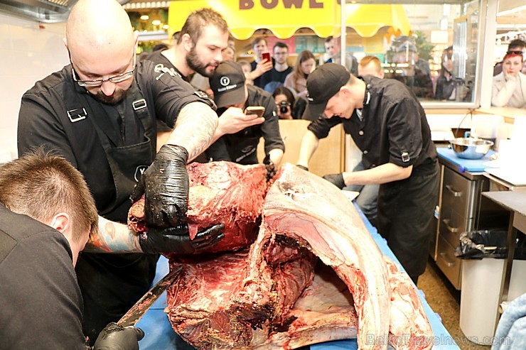 Skatītāju priekšā «Centrālais Gastro Tirgus» tiek sadalīts 208kg smags un 6.000 eiro vērts tuncis Skatītāju priekšā «Centrālais Gastro Tirgus» tiek sadalīts 208kg smags un 6.000 eiro vērts tuncis 250623