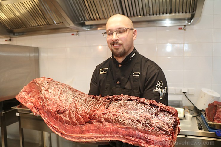 Skatītāju priekšā «Centrālais Gastro Tirgus» tiek sadalīts 208kg smags un 6.000 eiro vērts tuncis Skatītāju priekšā «Centrālais Gastro Tirgus» tiek sadalīts 208kg smags un 6.000 eiro vērts tuncis 250628