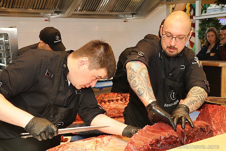 Skatītāju priekšā «Centrālais Gastro Tirgus» tiek sadalīts 208kg smags un 6.000 eiro vērts tuncis Skatītāju priekšā «Centrālais Gastro Tirgus» tiek sadalīts 208kg smags un 6.000 eiro vērts tuncis 250638