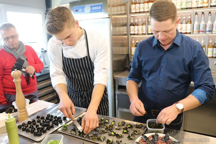 Travelnews.lv 5.04.2019 apmeklē igauņu šefpavāra Vladislava Djačuka garšīgo prezentāciju, ko organizē par godu «Bocuse d Or» Eiropas pusfinālam Tallin Travelnews.lv 5.04.2019 apmeklē igauņu šefpavāra Vladislava Djačuka garšīgo prezentāciju, ko organizē par godu «Bocuse d Or» Eiropas pusfinālam Tallin 250799
