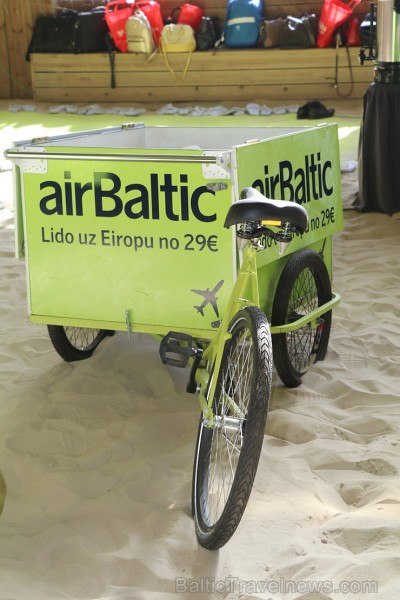 Nacionālā lidsabiedrība «airBaltic» izklaidē ceļojumu aģentus pludmales smiltīs, prezentējot Maltu Nacionālā lidsabiedrība «airBaltic» izklaidē ceļojumu aģentus pludmales smiltīs, prezentējot Maltu 250897