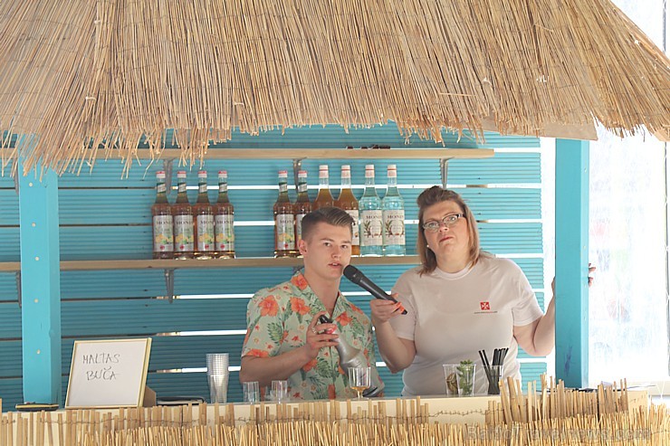 Nacionālā lidsabiedrība «airBaltic» izklaidē ceļojumu aģentus pludmales smiltīs, prezentējot Maltu Nacionālā lidsabiedrība «airBaltic» izklaidē ceļojumu aģentus pludmales smiltīs, prezentējot Maltu 250899