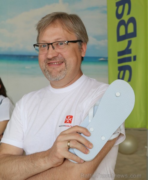 Nacionālā lidsabiedrība «airBaltic» izklaidē ceļojumu aģentus pludmales smiltīs, prezentējot Maltu Nacionālā lidsabiedrība «airBaltic» izklaidē ceļojumu aģentus pludmales smiltīs, prezentējot Maltu 250914