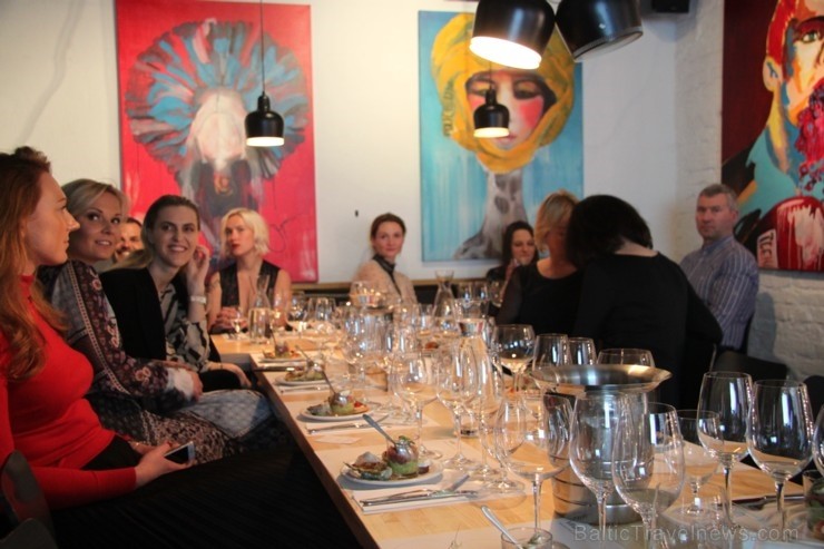 Vīna Studija degustācijas vakarā iepazīstina ar «Champagne Castelnau» šampaniešiem līdzās ar Evas Šubertas stāstu par šiem izcilajiem dzērieniem Vīna Studija degustācijas vakarā iepazīstina ar «Champagne Castelnau» šampaniešiem līdzās ar Evas Šubertas stāstu par šiem izcilajiem dzērieniem 250996
