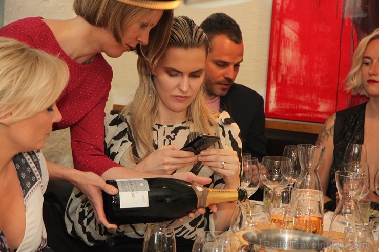 Vīna Studija degustācijas vakarā iepazīstina ar «Champagne Castelnau» šampaniešiem līdzās ar Evas Šubertas stāstu par šiem izcilajiem dzērieniem Vīna Studija degustācijas vakarā iepazīstina ar «Champagne Castelnau» šampaniešiem līdzās ar Evas Šubertas stāstu par šiem izcilajiem dzērieniem 251013