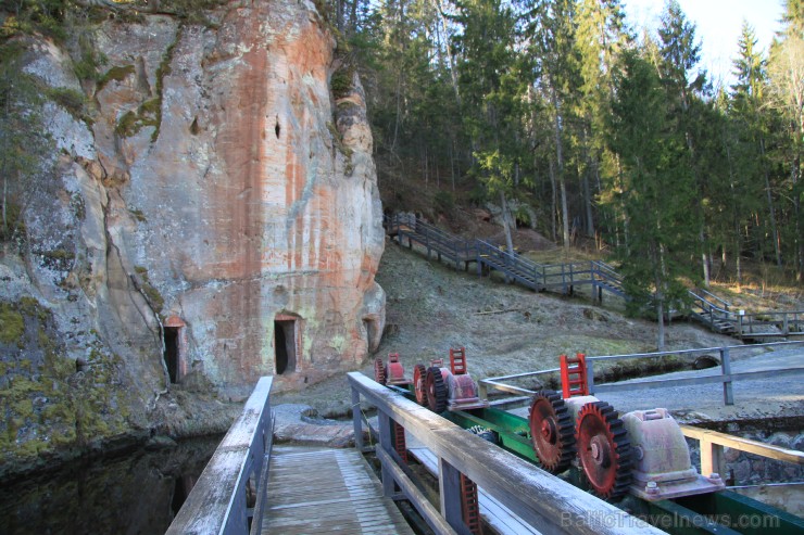 Klints kopā ar slūžu mehānismiem veido diezgan seriālu kopainu, kā ieskicējot izgājušo gadsimtu industrializācijas ielaušanos līdz tam mierīgajā idill Klints kopā ar slūžu mehānismiem veido diezgan seriālu kopainu, kā ieskicējot izgājušo gadsimtu industrializācijas ielaušanos līdz tam mierīgajā idill 251071