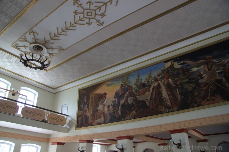 Līgatnes papīrfabrikas strādnieku ciemata kluba iekštelpas rotā lieliski nacionālā romantisma mākslas paraugi, uz mirkli pat liekot aizmirst, ka neatr Līgatnes papīrfabrikas strādnieku ciemata kluba iekštelpas rotā lieliski nacionālā romantisma mākslas paraugi, uz mirkli pat liekot aizmirst, ka neatr 251073