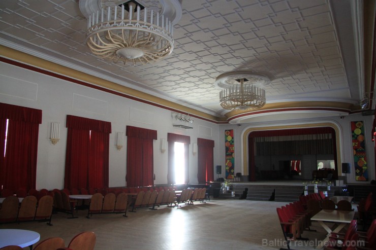 1897. gadā uzceltā papīrfabrikas kluba lielajā zālē joprojām varam redzēt nedaudz vienu no pirmajām slīpās grīdas zālēm, tādējādi nodrošinot labāku sk 1897. gadā uzceltā papīrfabrikas kluba lielajā zālē joprojām varam redzēt nedaudz vienu no pirmajām slīpās grīdas zālēm, tādējādi nodrošinot labāku sk 251074