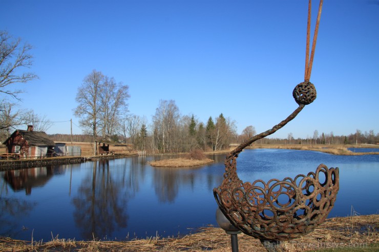 Ķoņu dzirnavas starp Rūjienu un Igaunijas robežu sagaida mūs ar dzidru dzirnavu ezeru un Rūjienas pusē populārā metāla mākslā veidotām dzērvēm Ķoņu dzirnavas starp Rūjienu un Igaunijas robežu sagaida mūs ar dzidru dzirnavu ezeru un Rūjienas pusē populārā metāla mākslā veidotām dzērvēm 251608