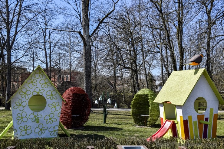 Travelnews.lv Lieldienās aicina apceļot Latviju un apskatīt virkni daudzveidīgu un interesantu svētku dekorāciju. Foto: Kārlis Komarovskis, Kuldīgas T Travelnews.lv Lieldienās aicina apceļot Latviju un apskatīt virkni daudzveidīgu un interesantu svētku dekorāciju. Foto: Kārlis Komarovskis, Kuldīgas T 252089