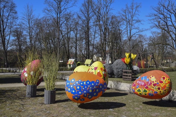 Travelnews.lv Lieldienās aicina apceļot Latviju un apskatīt virkni daudzveidīgu un interesantu svētku dekorāciju. Foto: Kārlis Komarovskis, Kuldīgas T Travelnews.lv Lieldienās aicina apceļot Latviju un apskatīt virkni daudzveidīgu un interesantu svētku dekorāciju. Foto: Kārlis Komarovskis, Kuldīgas T 252092
