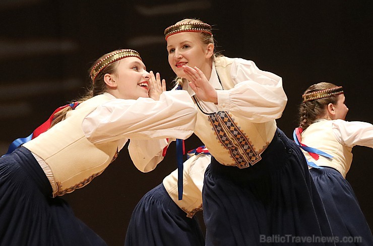 Bērnu un jauniešu deju kolektīvs «Pīlādzītis» piedāvā 4.05.2019 koncertu «Deju karuselis» 252902