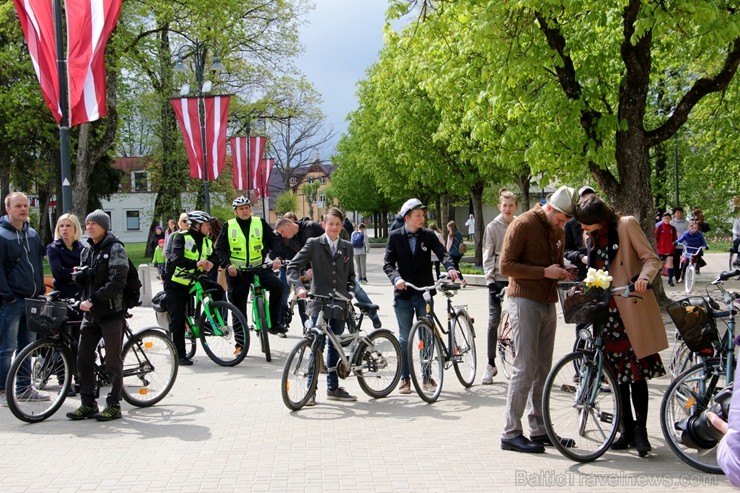 Tvīda brauciens Ogrē 4. maijā kļuvis par neatņemamu Latvijas neatkarības atjaunošanas dienas pasākumu atzīmēšanas daļu un arī šogad lietus un aukstums Tvīda brauciens Ogrē 4. maijā kļuvis par neatņemamu Latvijas neatkarības atjaunošanas dienas pasākumu atzīmēšanas daļu un arī šogad lietus un aukstums 253306