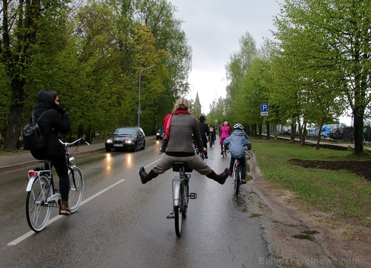 Tvīda brauciens Ogrē 4. maijā kļuvis par neatņemamu Latvijas neatkarības atjaunošanas dienas pasākumu atzīmēšanas daļu un arī šogad lietus un aukstums Tvīda brauciens Ogrē 4. maijā kļuvis par neatņemamu Latvijas neatkarības atjaunošanas dienas pasākumu atzīmēšanas daļu un arī šogad lietus un aukstums 253324