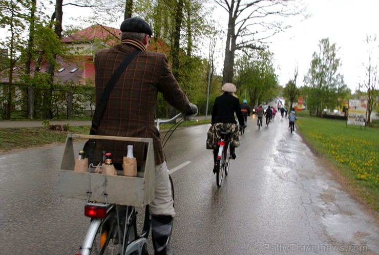 Tvīda brauciens Ogrē 4. maijā kļuvis par neatņemamu Latvijas neatkarības atjaunošanas dienas pasākumu atzīmēšanas daļu un arī šogad lietus un aukstums Tvīda brauciens Ogrē 4. maijā kļuvis par neatņemamu Latvijas neatkarības atjaunošanas dienas pasākumu atzīmēšanas daļu un arī šogad lietus un aukstums 253325