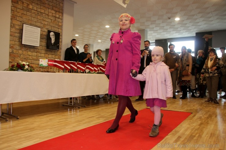 Tvīda brauciens Ogrē 4. maijā kļuvis par neatņemamu Latvijas neatkarības atjaunošanas dienas pasākumu atzīmēšanas daļu un arī šogad lietus un aukstums Tvīda brauciens Ogrē 4. maijā kļuvis par neatņemamu Latvijas neatkarības atjaunošanas dienas pasākumu atzīmēšanas daļu un arī šogad lietus un aukstums 253330