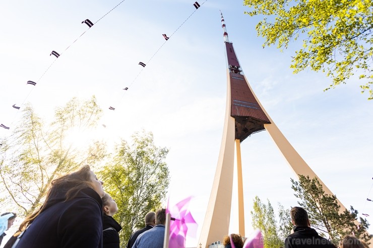 Ar svinīgiem koncertiem, militāro parādi, kopīgu pulcēšanos pie balti klātiem galdiem sestdien Latvijā un citviet pasaulē plaši tika svinēta Latvijas Ar svinīgiem koncertiem, militāro parādi, kopīgu pulcēšanos pie balti klātiem galdiem sestdien Latvijā un citviet pasaulē plaši tika svinēta Latvijas 253411