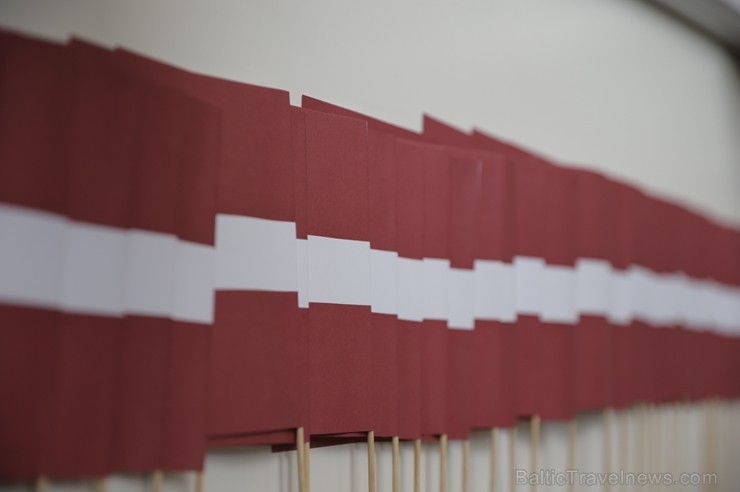 Ar svinīgiem koncertiem, militāro parādi, kopīgu pulcēšanos pie balti klātiem galdiem sestdien Latvijā un citviet pasaulē plaši tika svinēta Latvijas Ar svinīgiem koncertiem, militāro parādi, kopīgu pulcēšanos pie balti klātiem galdiem sestdien Latvijā un citviet pasaulē plaši tika svinēta Latvijas 253418