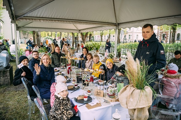 Ar svinīgiem koncertiem, militāro parādi, kopīgu pulcēšanos pie balti klātiem galdiem sestdien Latvijā un citviet pasaulē plaši tika svinēta Latvijas Ar svinīgiem koncertiem, militāro parādi, kopīgu pulcēšanos pie balti klātiem galdiem sestdien Latvijā un citviet pasaulē plaši tika svinēta Latvijas 253420