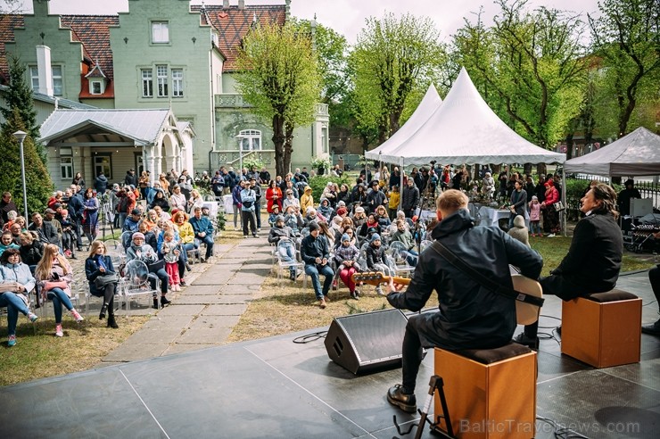 Ar svinīgiem koncertiem, militāro parādi, kopīgu pulcēšanos pie balti klātiem galdiem sestdien Latvijā un citviet pasaulē plaši tika svinēta Latvijas Ar svinīgiem koncertiem, militāro parādi, kopīgu pulcēšanos pie balti klātiem galdiem sestdien Latvijā un citviet pasaulē plaši tika svinēta Latvijas 253421