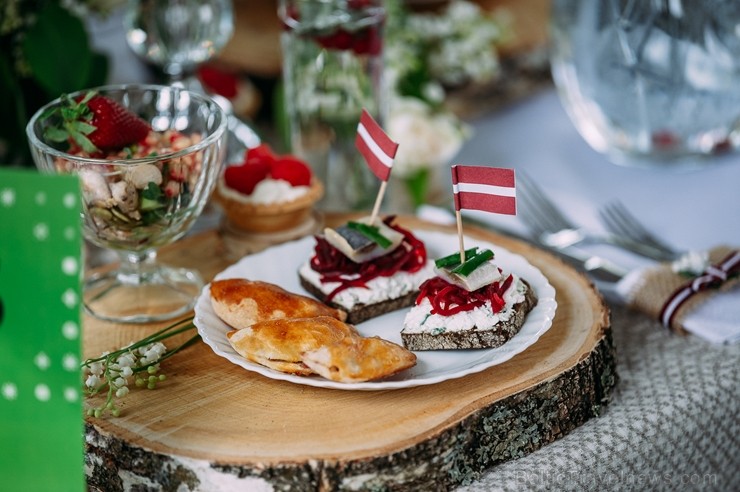 Ar svinīgiem koncertiem, militāro parādi, kopīgu pulcēšanos pie balti klātiem galdiem sestdien Latvijā un citviet pasaulē plaši tika svinēta Latvijas Ar svinīgiem koncertiem, militāro parādi, kopīgu pulcēšanos pie balti klātiem galdiem sestdien Latvijā un citviet pasaulē plaši tika svinēta Latvijas 253423